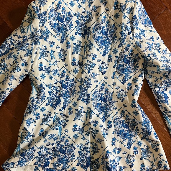 🦋 Floral Blue and White 3 piece set, blazer, trousers, and crop top 🦋 - Picture 6 of 12